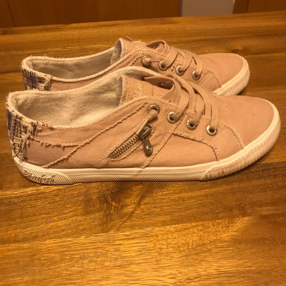 Blowfish women’s sneaker